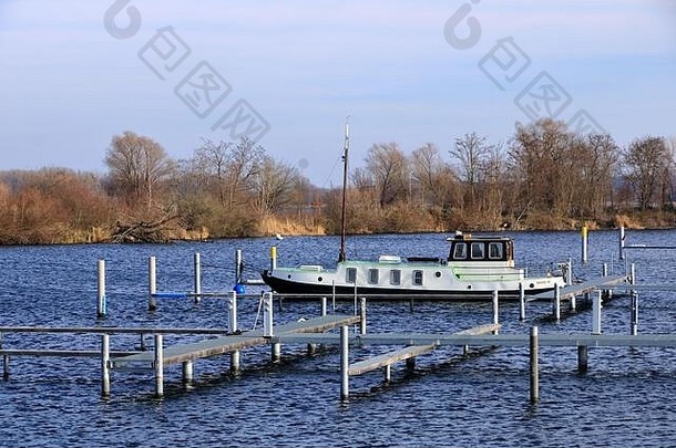 船码头盆地玛丽娜空等待划船航运季节水湖河云哈维尔勃兰登堡德国欧洲