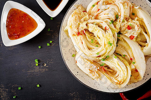 中国人卷心菜泡菜卷心菜朝鲜文传统的食物发酵食物素食者食物概念前视图平躺