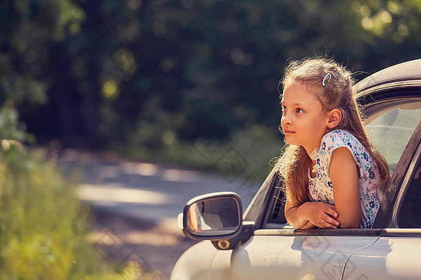 有趣的快乐享受旅行孩子女孩车窗口开放口夏天明亮的绿色自然背景特写镜头健美的夏天portr