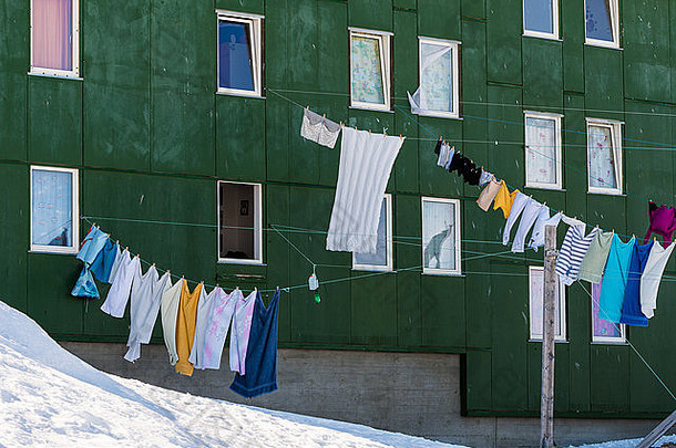 洗衣挂晾衣绳前面绿色建筑