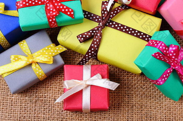 堆包装色彩斑斓的礼物圣诞节生日庆祝活动说谎黄麻帆布