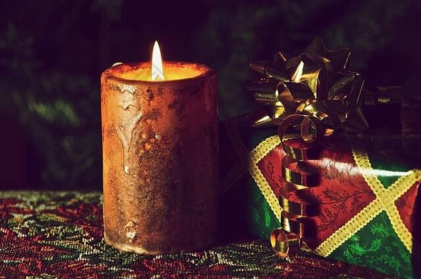 圣诞<strong>节</strong>蜡烛燃烧礼物装饰