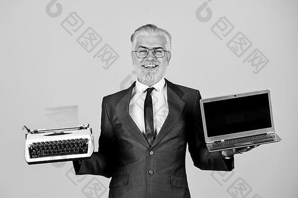 工作在线古董打字机成功的商人复古的打字机现代移动PC成熟的男人。染色胡子头发电脑打字机技术现代数字业务