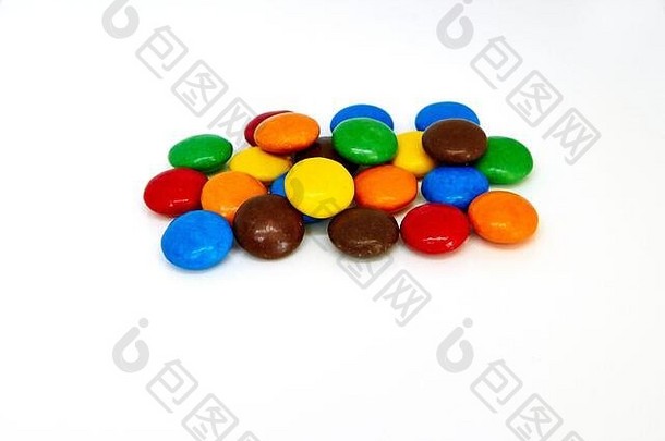 色彩斑斓的巧克力按钮白色背景