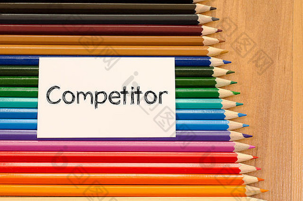 竞争对手文本概念彩色的铅笔木背景