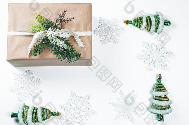 优雅的圣诞节礼物盒子礼物棕色（的）纸玩具一年装饰白色快乐圣诞节卡背景
