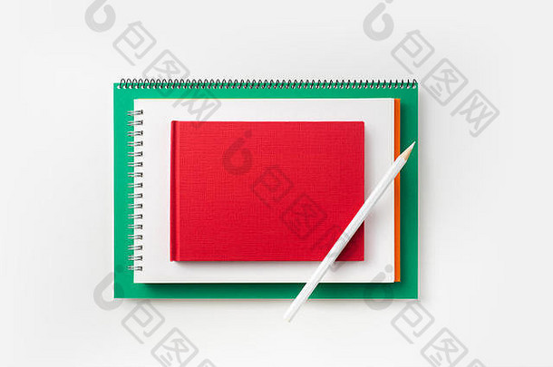 设计概念前视图绿色红色的螺旋笔记本铅笔孤立的背景模型