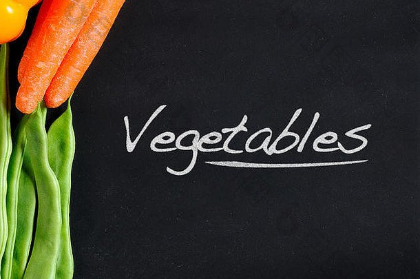 新鲜的蔬菜胡萝卜豆子辣椒黑板上