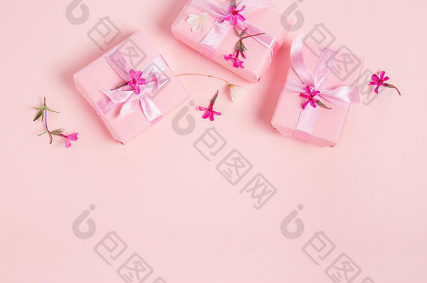 节日粉红色的背景礼物缎弓粉红色的小花光粉红色的柔和的背景