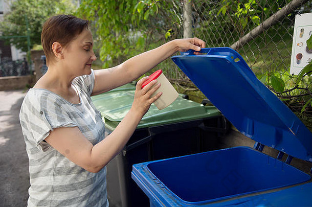 女人回收浪费垃圾垃圾本浪费排序回收概念