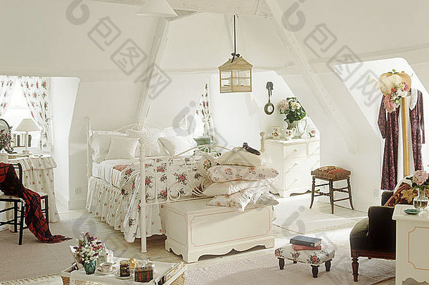 白色造成铁双床上花模式封面阁楼卧室