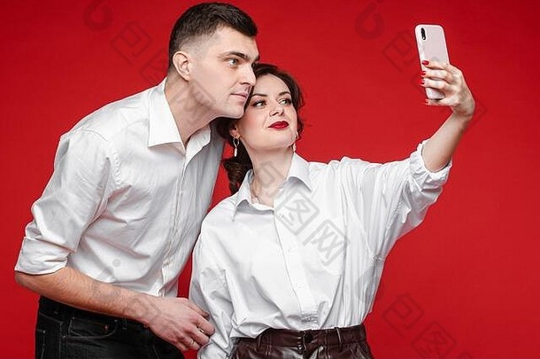 美丽的高加索人夫妇爱自拍爱图片孤立的红色的背景