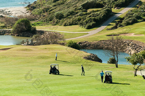 人玩高尔夫球女高尔夫球度假胜地加的斯西班牙