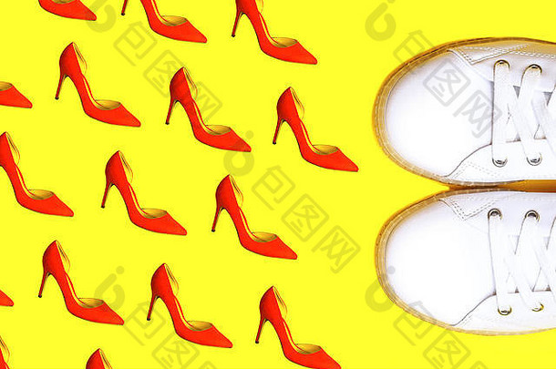时尚白色运动鞋女红色的鞋子模式明亮的黄色的背景聚会，派对情人节一天圣诞节快乐一年黑色的星期五婚礼装概念平躺前视图