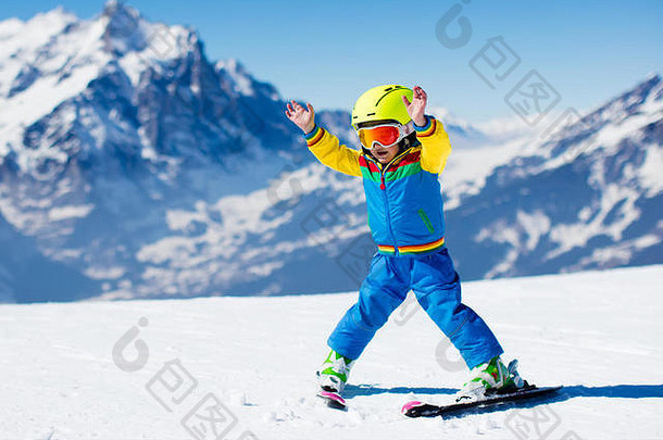 孩子滑雪山活跃的蹒跚学步的孩子安全头盔护目镜波兰人滑雪比赛年轻的孩子们冬天体育运动