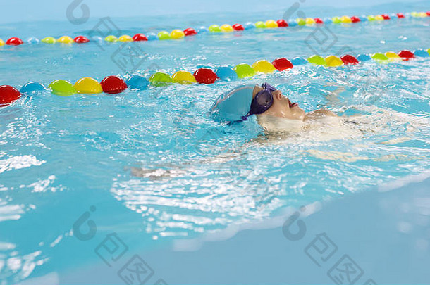 男孩游泳池孩子玻璃学习游泳爬体育运动硬化健康的心孩子们的健康中心