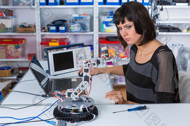 女机器人实验室年轻的女人实验机器人