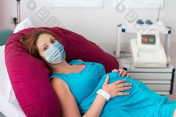 怀孕了病人脸面具医院医生访问冠状病毒爆发妈妈。给出生婴儿科维德封锁怀孕