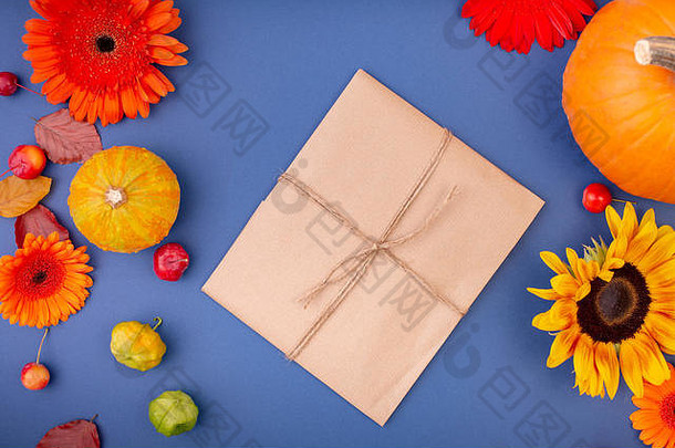 前视图手工艺礼物盒子黄色的橙色花南瓜蓝色的背景空白问候卡有创意的工作设计平躺