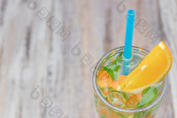 柑橘类让人耳目一新喝玻璃杯状木表格夏天让人耳目一新鸡尾酒健康的食物饮料橙色薄荷冰水复制空间