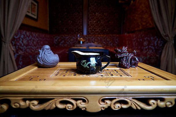 美丽的菜茶仪式特写镜头木董事会雕像背景模糊生活房间