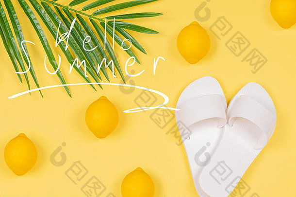 夏天文本黄色的背景柠檬凉鞋绿色热带棕榈叶海滩配件