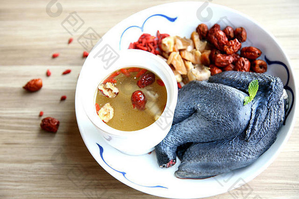 双煮熟的鸡汤中国人风格白色板