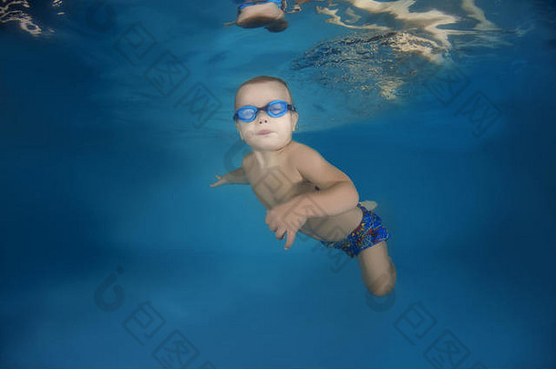 年男孩游泳护目镜学习游泳水下池敖德萨乌克兰