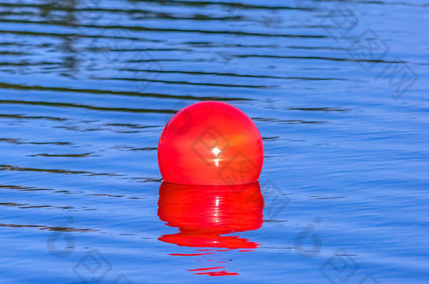 明亮的红色的球浮动平静奥奎尔湖