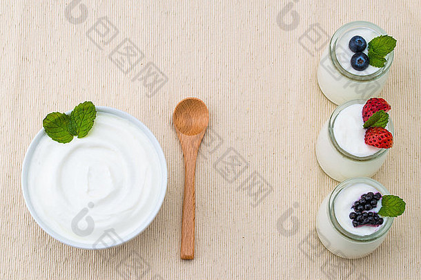 健康的早餐酸奶浆果节食盘垫纸勺子