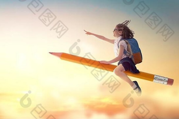 回来学校!快乐可爱的勤劳的孩子飞行铅笔背景日落天空概念教育阅读发展