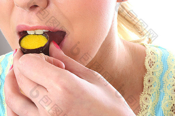 年轻的女人吃柠檬石灰巧克力模型发布