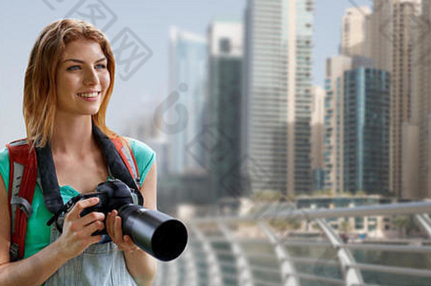女人背包相机迪拜城市