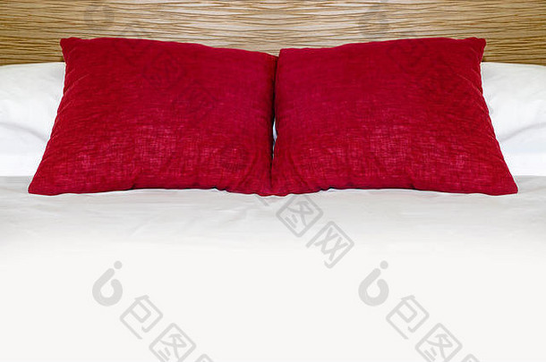 红色的枕头铺设床上使白色表木董事会表达情人节一天爱浪漫