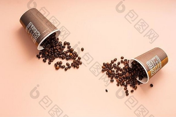 纸杯单词咖啡卡布奇诺咖啡表示咖啡豆子粉红色的背景Copyspace