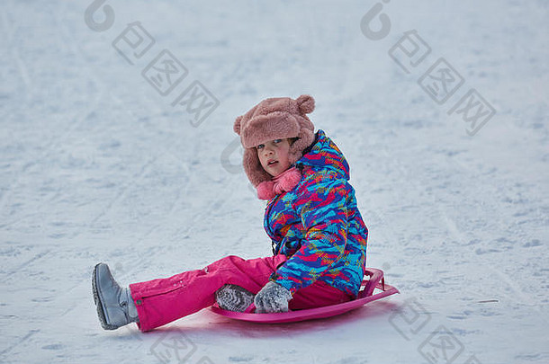 女孩骑雪幻灯片冬天时间