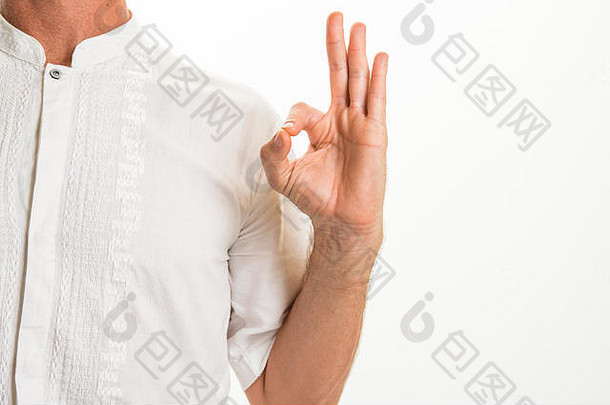 男人。执行瑜伽手手势被称为穆德拉斯替代健康幸福概念图像复制空间文本