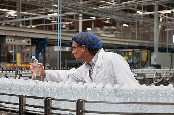 工厂工人检查瓶装水