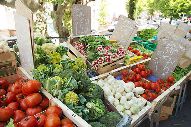 市场新鲜的蔬菜法国