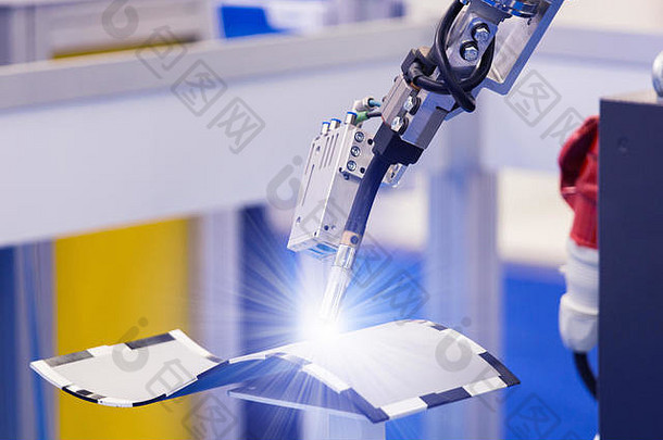 自动焊接机器人现代工厂操作