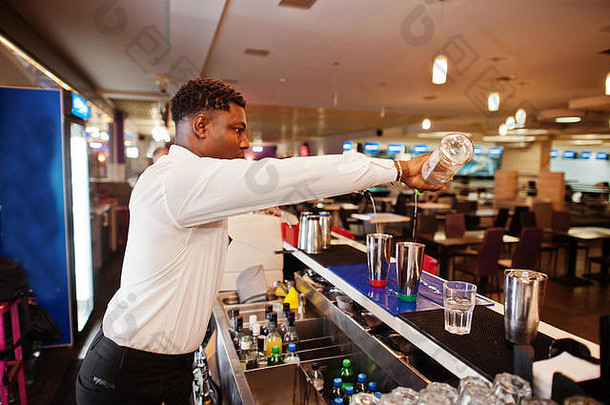 非洲美国酒保工作鸡尾酒酒吧含酒精的饮料准备