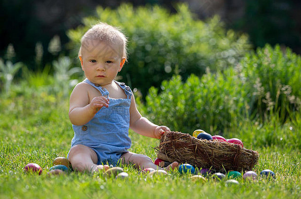可爱的孩子玩兔子复活节鸡蛋盛开的花园<strong>春天</strong>男孩玩兔子蛋狩猎假期