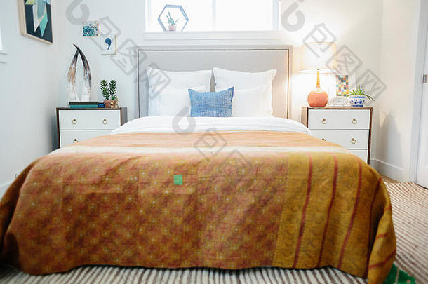卧室公寓双床上复古的古董有图案的拼接而成床上封面