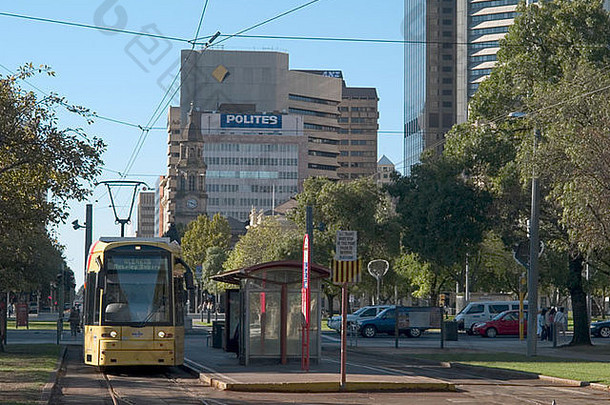有轨电车等待维多利亚广场有轨电车终点站阿德莱德南澳大利亚