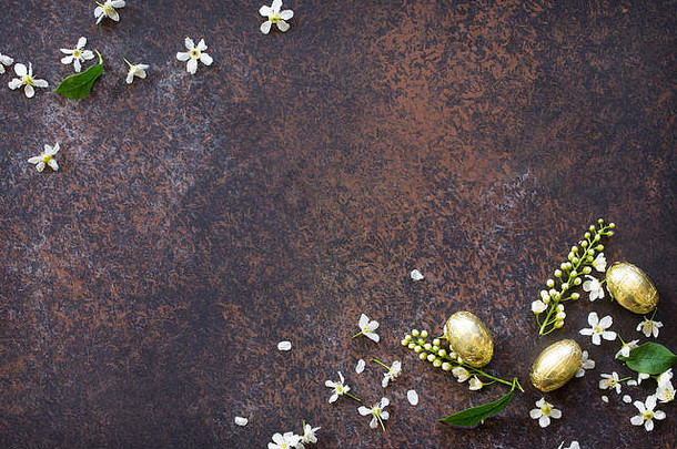 复活节概念色彩斑斓的复活节背景巧克力鸡蛋盛开的鸟樱桃石头板岩背景