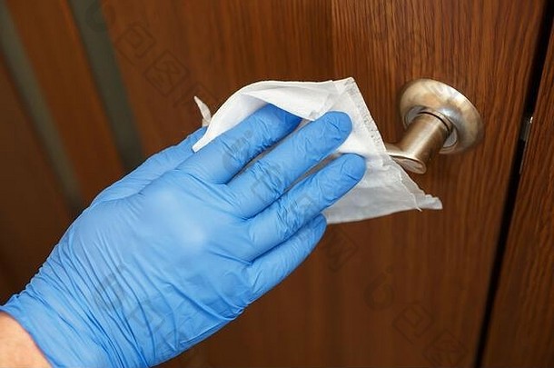 工人的手橡胶保护手套破布擦拭门把手女仆家庭主妇需要护理房子<strong>消毒</strong>前提