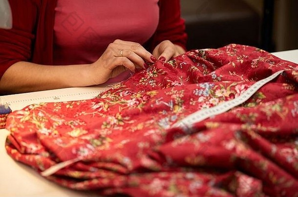 裁缝女人缝纫红色的衣服裁缝工作裁缝商店