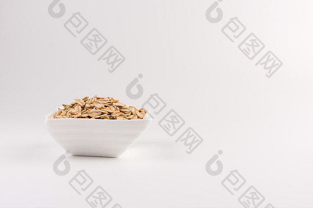 干滚燕麦片碗孤立的白色背景