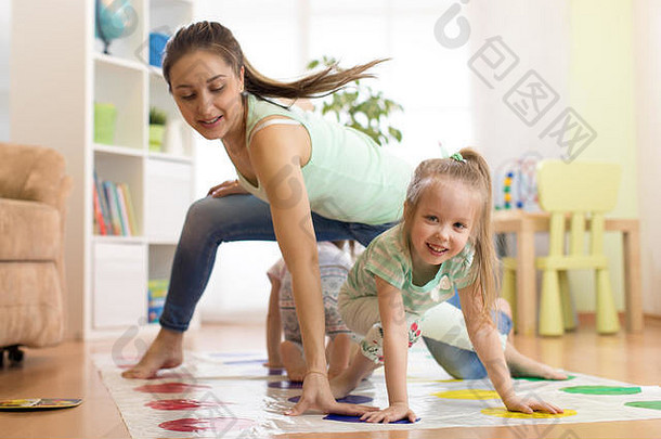 年轻的妈妈。玩捻线机孩子们快乐的家庭首页快乐家庭玩