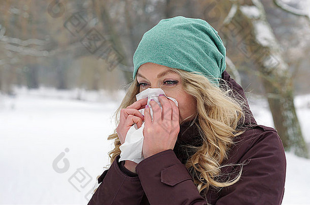 女人吹鼻子冬天